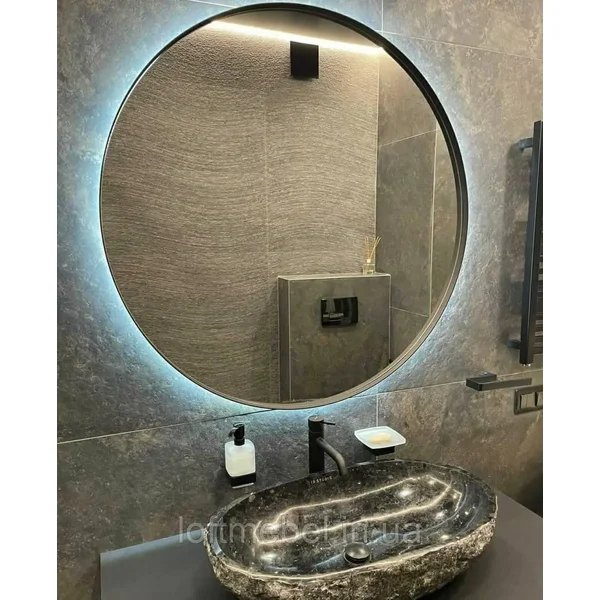 Круглое зеркало в черной тонкой металлической раме влагостойкое д40-д100 см.