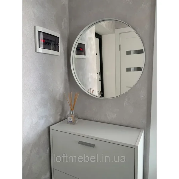 Круглое зеркало в белой тонкой металлической раме влагостойкое